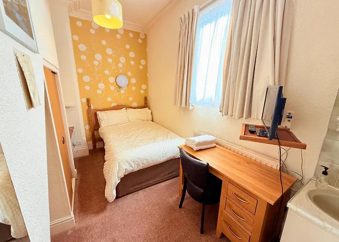 307 Queens Road Single Bed Private Toilet & Shower Near Beeston Railway Station