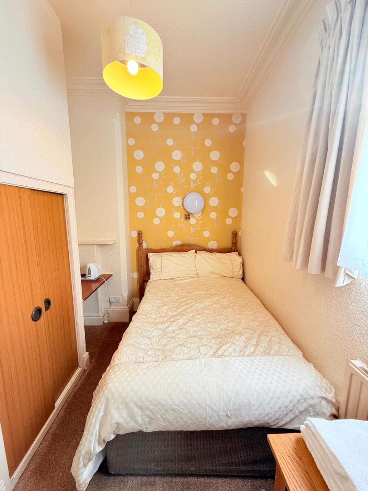 Homestay 307 Queens Road Single Bed Private Toilet & Shower Near Beeston Railway Station *