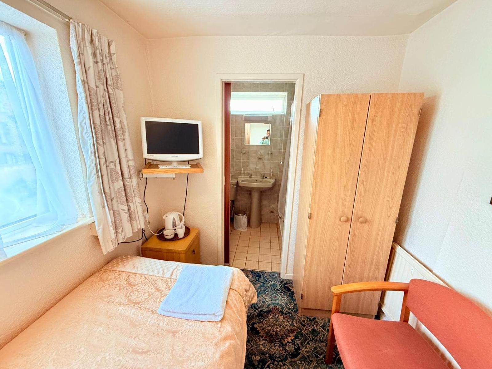 307 Queens Road Single Bed Private Toilet & Shower Near Beeston Railway Station