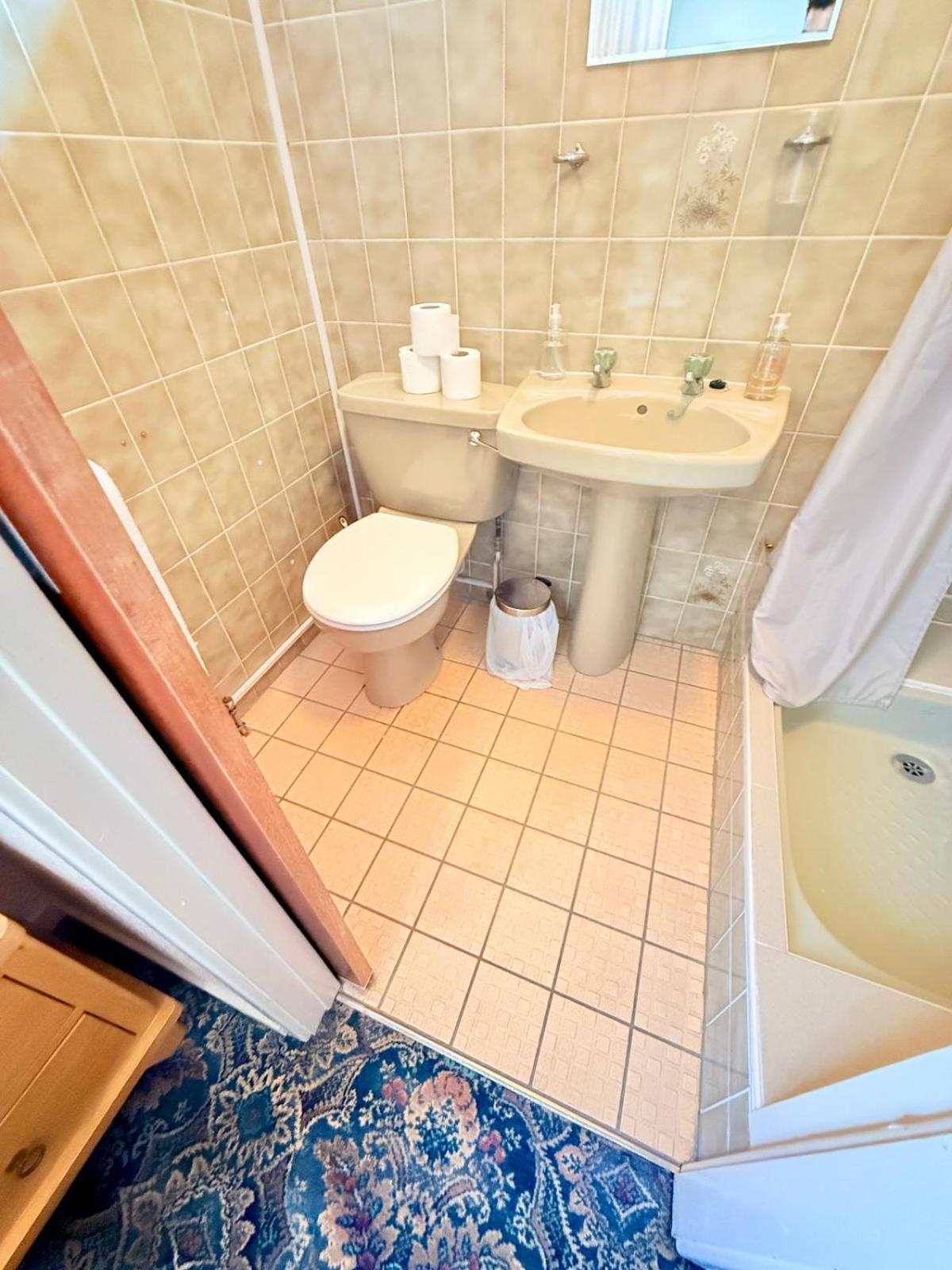 307 Queens Road Single Bed Private Toilet & Shower Near Beeston Railway Station Homestay