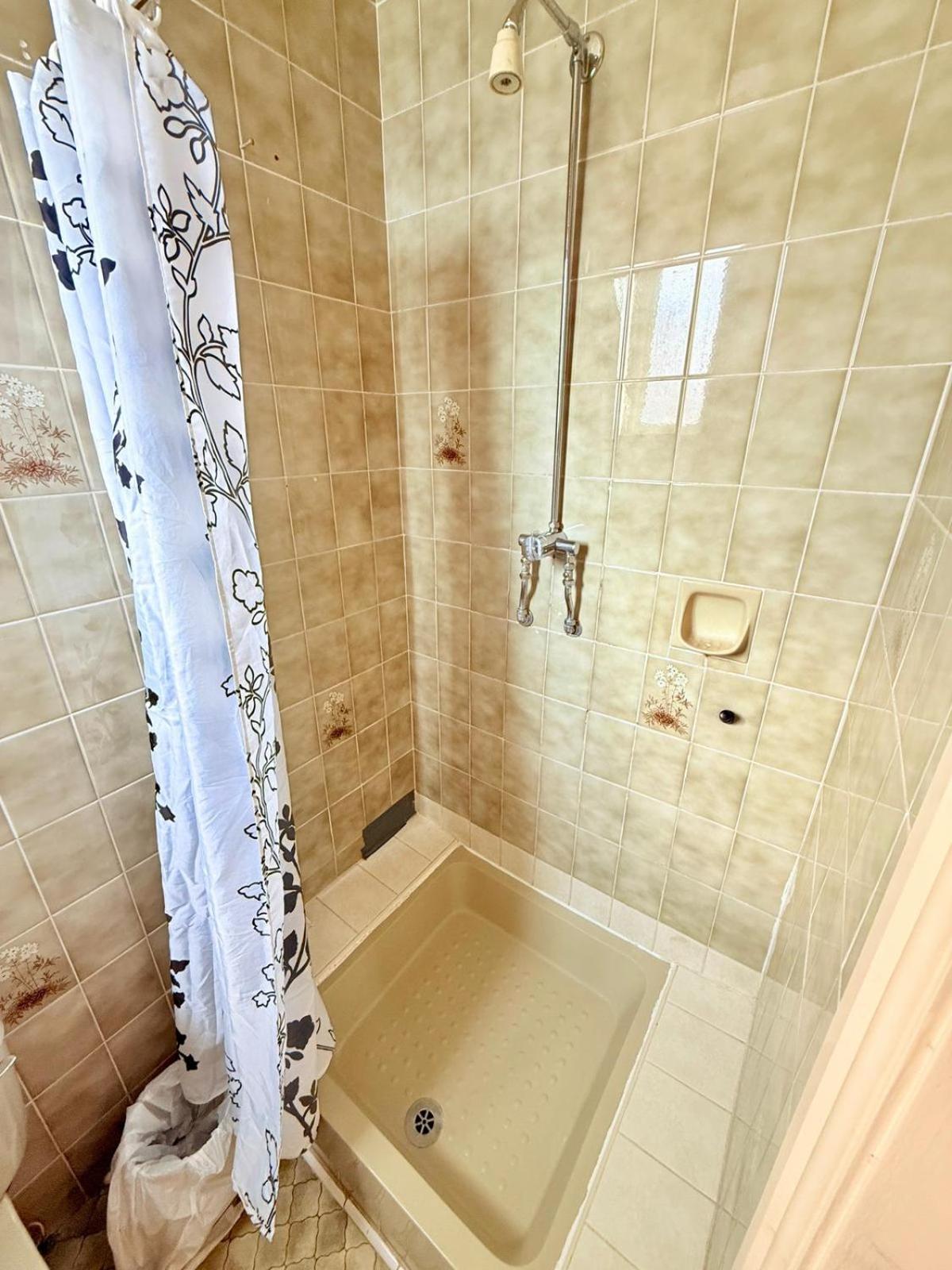 Homestay 307 Queens Road Single Bed Private Toilet & Shower Near Beeston Railway Station Nottingham