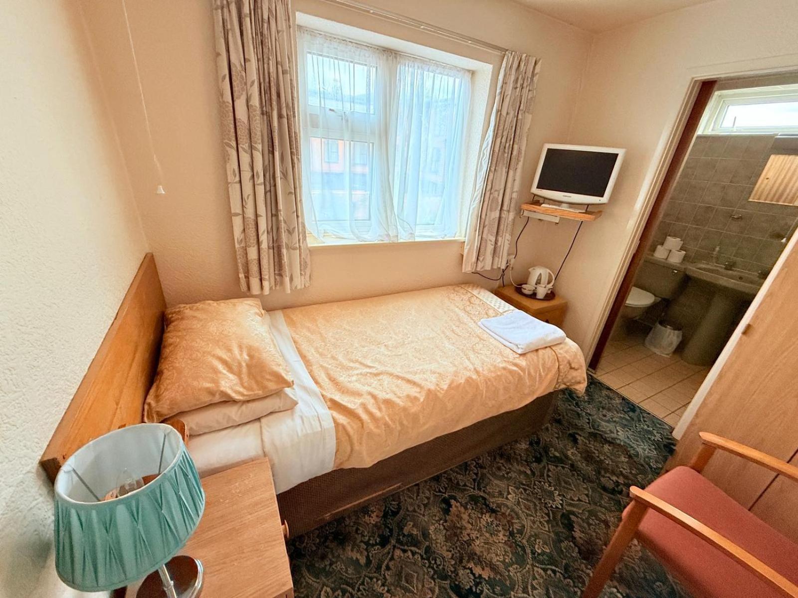 307 Queens Road Single Bed Private Toilet & Shower Near Beeston Railway Station