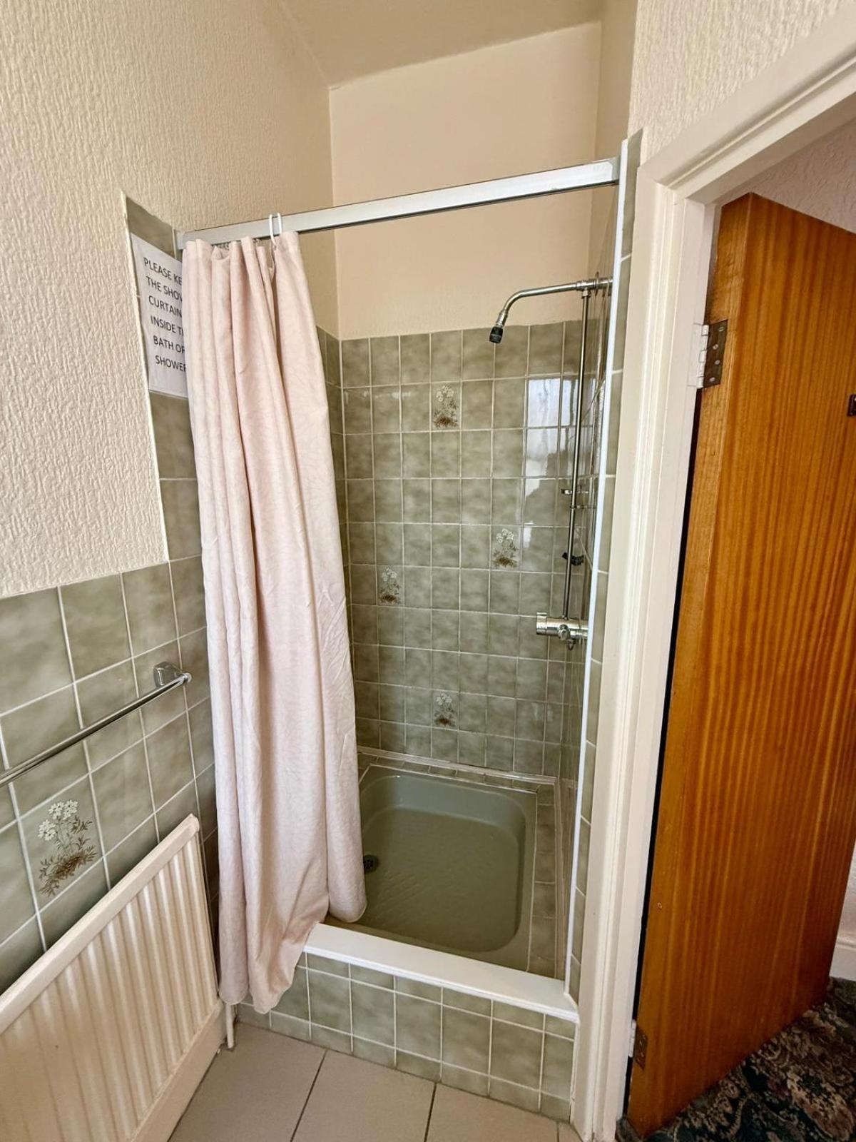 307 Queens Road Single Bed Private Toilet & Shower Near Beeston Railway Station Homestay