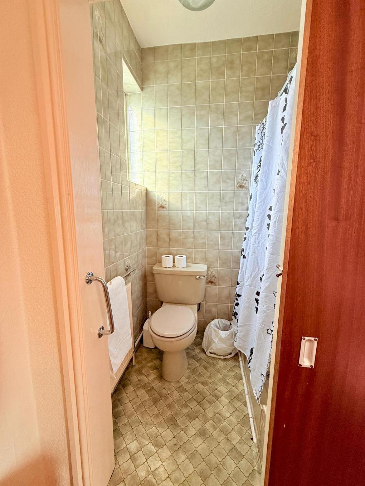 307 Queens Road Single Bed Private Toilet & Shower Near Beeston Railway Station *