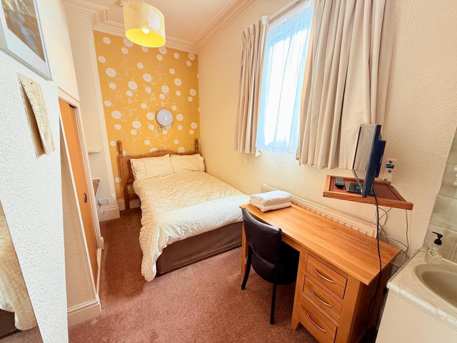 307 Queens Road Single Bed Private Toilet & Shower Near Beeston Railway Station Homestay Nottingham
