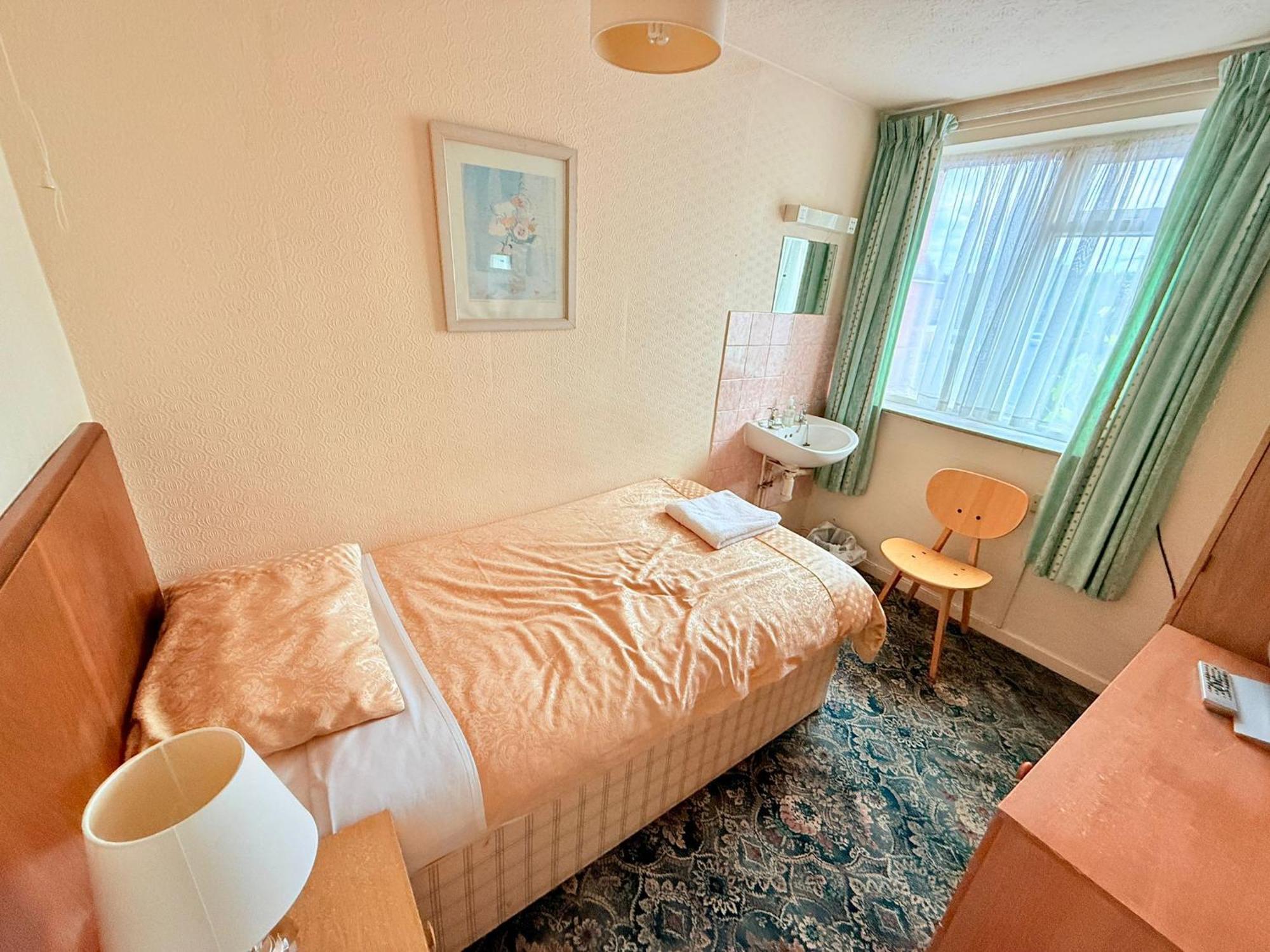 307 Queens Road Single Bed Private Toilet & Shower Near Beeston Railway Station Homestay *